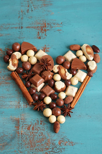 Diferentes tipos de chocolates em close-up de mesa de madeira