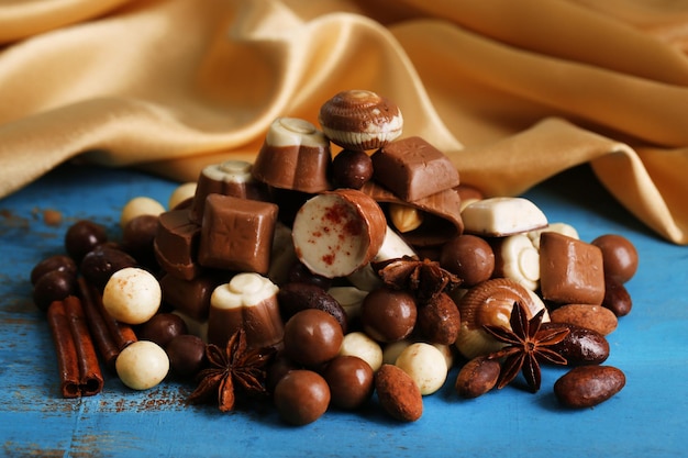 Foto diferentes tipos de chocolates em close-up de mesa de madeira