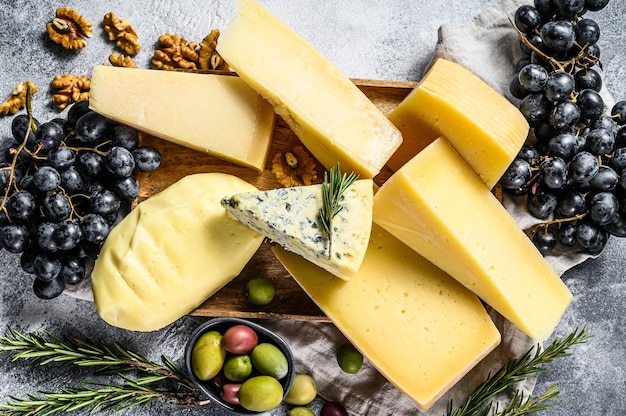 Diferentes tipos de deliciosos queijos com nozes e uvas
