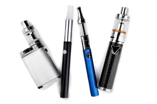 Diferentes tipos de dispositivos vaping em fundo branco