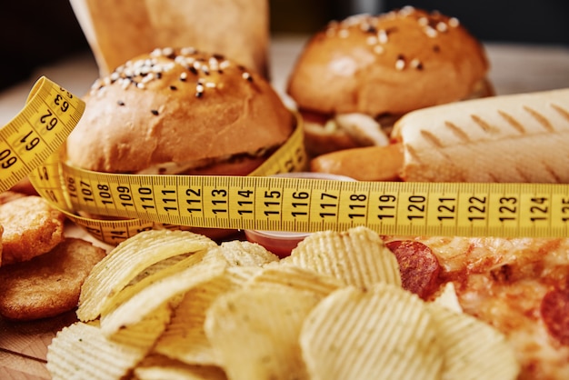 Foto diferentes tipos de fast food em uma mesa