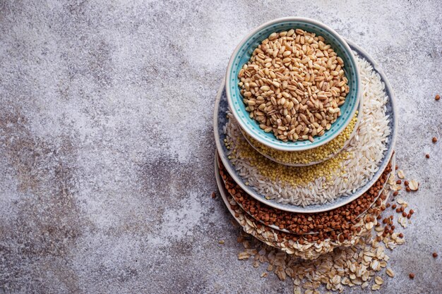 Diferentes tipos de grumos: arroz, sêmola, trigo, aveia, aveia, trigo mourisco
