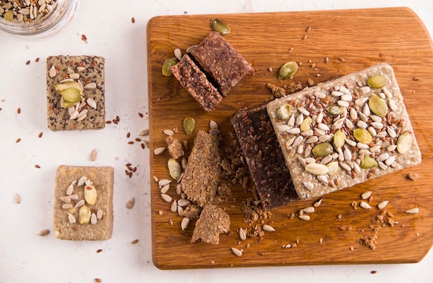 Foto diferentes tipos de halva úteis em um fundo claro. vista de cima