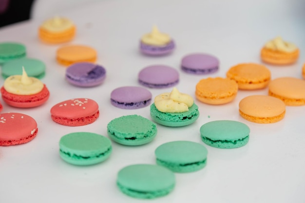 Diferentes tipos de macarons foram preparados. Feche a foto.