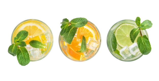 Diferentes tipos de mojitos em copos de vidro em um fundo branco vista de cima