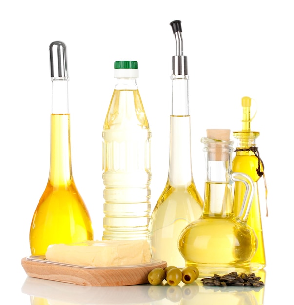 Diferentes tipos de óleo com sementes de girassol e azeitonas isoladas em branco