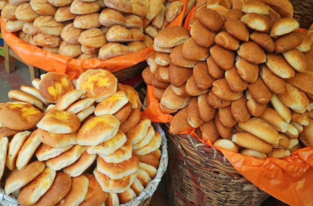 Diferentes tipos de pães e bolos para venda na tenda do centro de la paz bolívia américa do sul