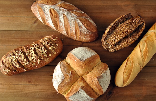 Diferentes tipos de pão em uma mesa de madeira