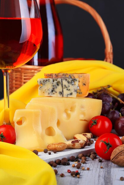 Diferentes tipos de queijo com vinho na mesa closeup