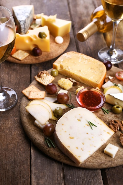 Diferentes tipos de queijo em fundo de madeira
