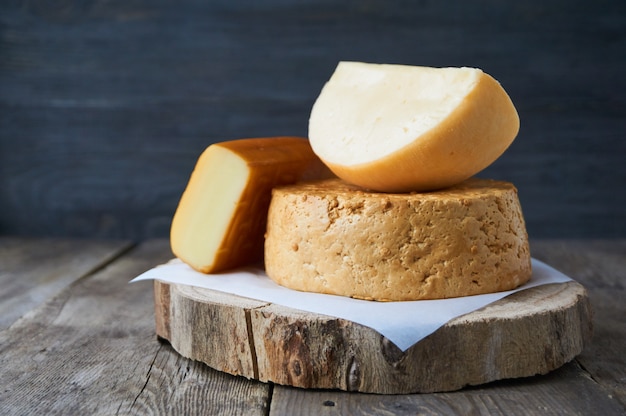 Diferentes tipos de queijo em uma mesa de madeira