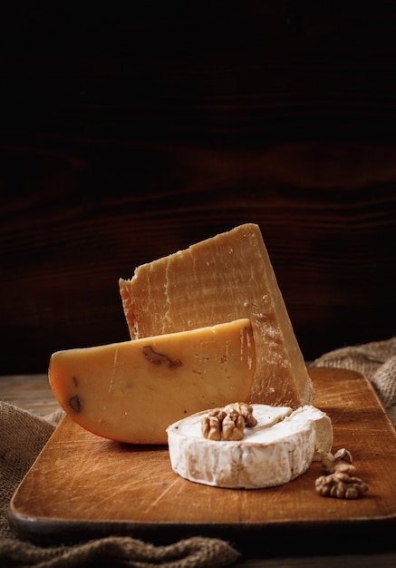 Diferentes tipos de queijos. fatias de queijo brie ou camembert com parmesão