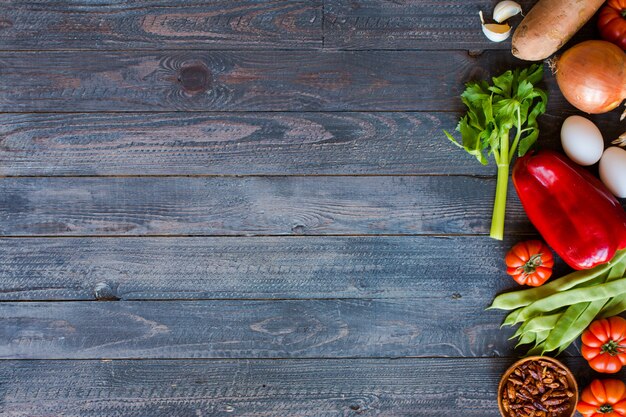 Diferentes tipos de vegetais em uma mesa de madeira velha