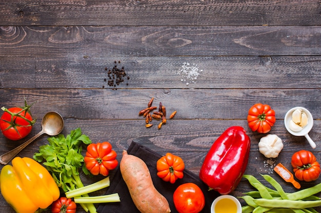 Diferentes tipos de vegetais, sobre uma mesa de madeira velha, espaço para texto.