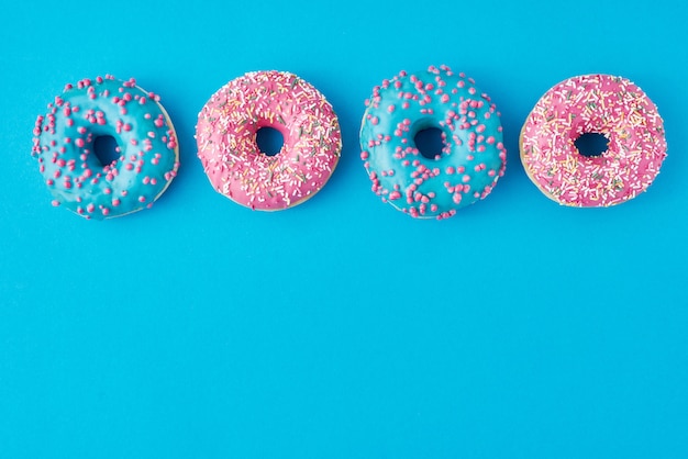 Diferentes tipos de donas de colores decorados rocía y glaseado