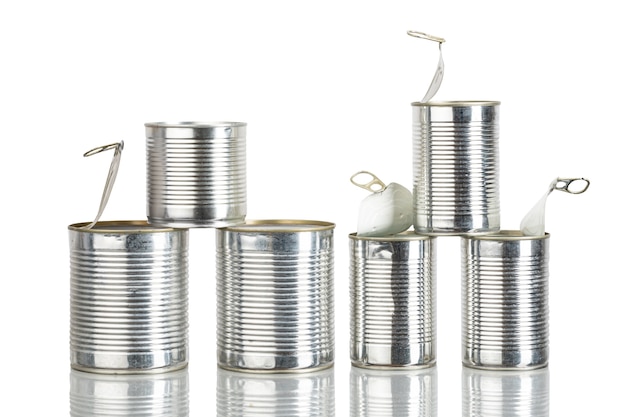 Diferentes tipos e tamanhos de latas de metal usadas e latas para reciclagem em fundo branco isolado