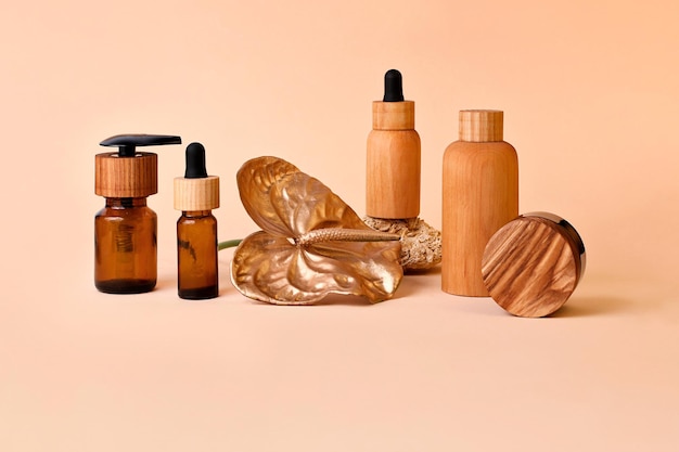 Diferentes tipos de envases cosméticos hechos de madera natural.