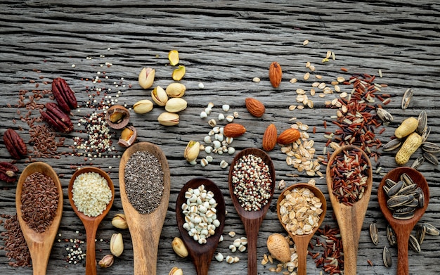 Diferentes tipos de granos y cereales sobre fondo de madera en mal estado