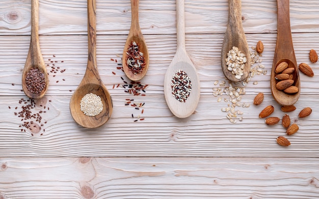 Diferentes tipos de granos y cereales sobre fondo de madera en mal estado