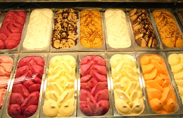 Foto diferentes tipos de helado en cajas