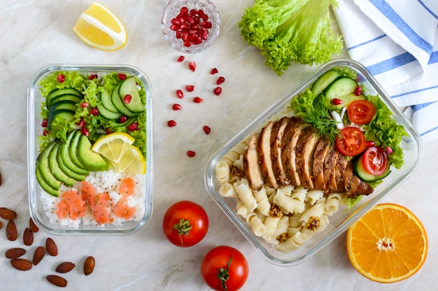 Diferentes tipos de loncheras. Vista superior, endecha plana. Delicioso almuerzo saludable. El concepto de alimentación saludable.