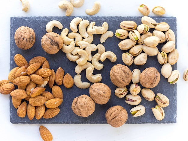 Diferentes tipos de nueces en una pizarra