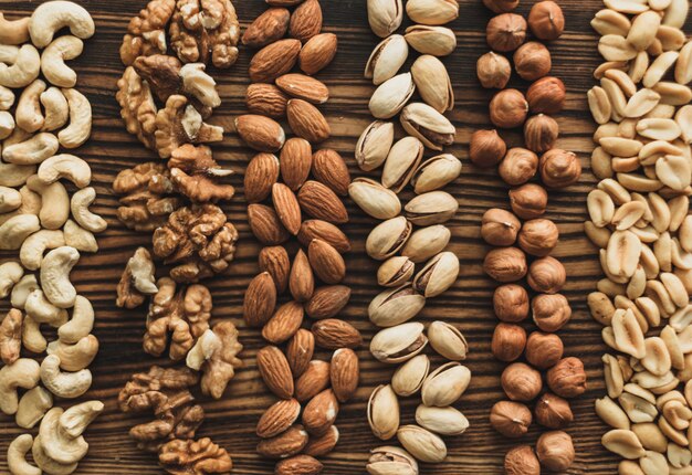 Diferentes tipos de nueces en una tabla para cortar madera