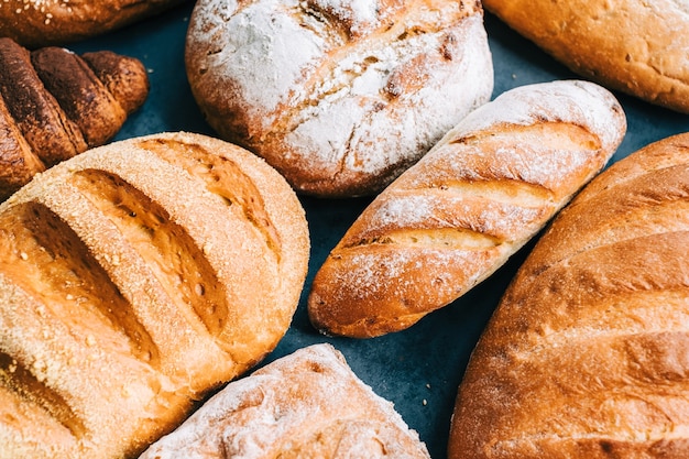 Diferentes tipos de pan fresco y panadería en la mesa.