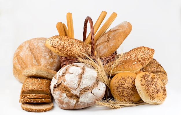 Foto diferentes tipos de pan y panecillos. diseño de carteles de cocina o panadería.