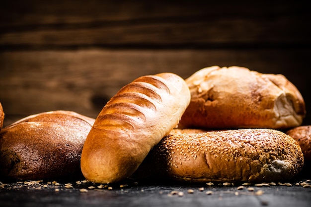 Diferentes tipos de pan recién horneado