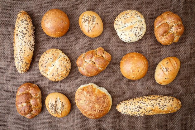 Diferentes tipos de panes y bollos integrales