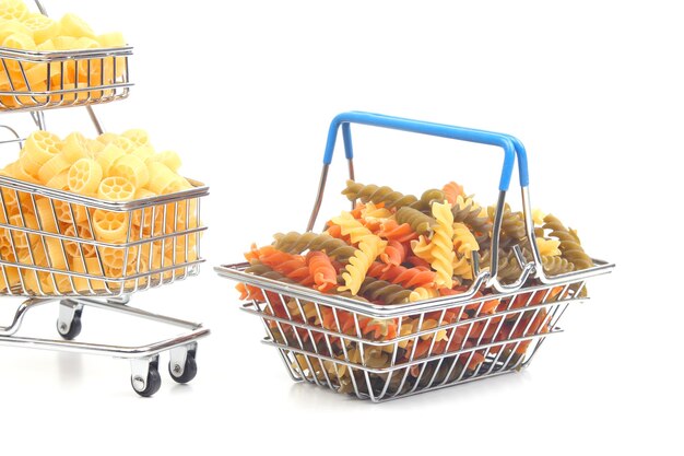 Diferentes tipos de pasta italiana en una cesta de la compra del mercado sobre un fondo blanco. productos de harina y alimentos en la cocina