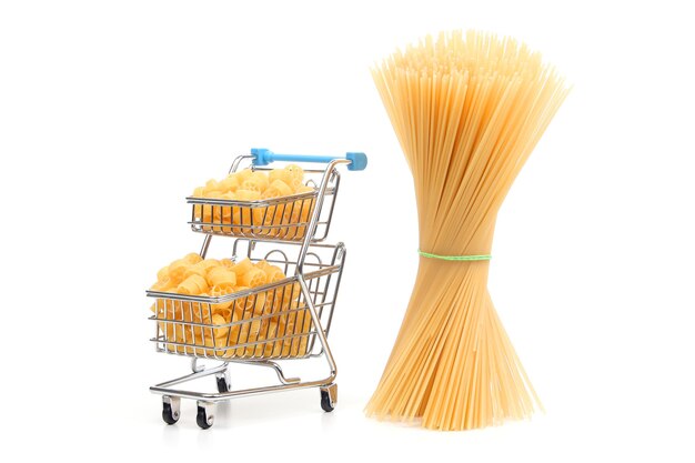 Diferentes tipos de pasta italiana en una cesta de la compra del mercado sobre un fondo blanco.