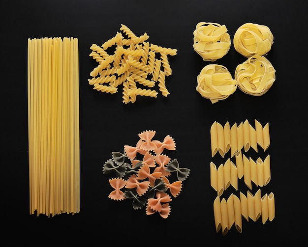 Diferentes tipos de pasta italiana sin cocer.