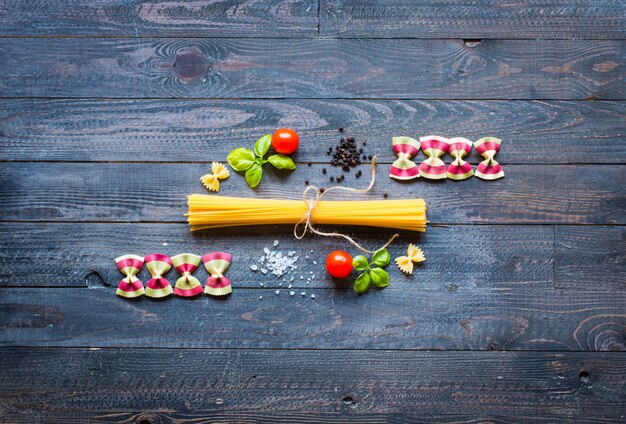 Diferentes tipos de pasta italiana en una mesa de madera