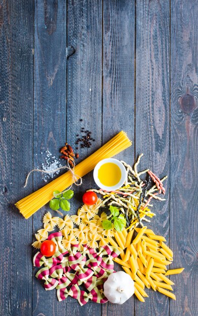 Diferentes tipos de pasta italiana en una mesa de madera