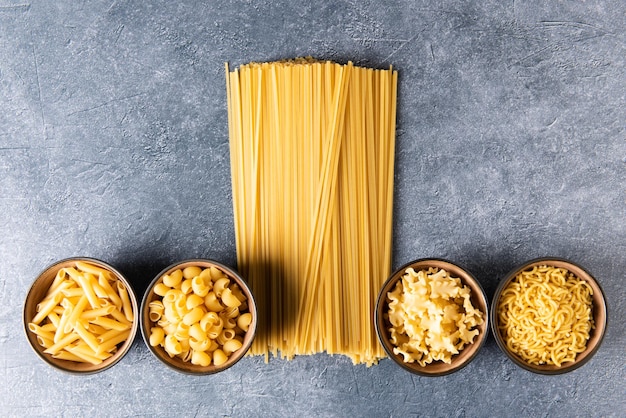 Diferentes tipos de pasta sobre fondo de piedra