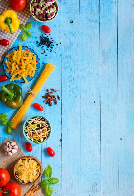 Foto diferentes tipos de pasta con varios tipos de verduras, salud.