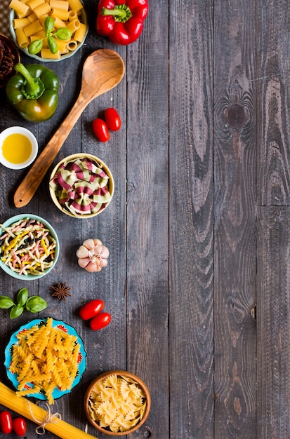 Diferentes tipos de pasta con varios tipos de verduras.