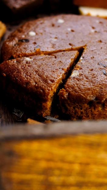 Diferentes tipos de pasteles dispuestos en una bandeja de madera.