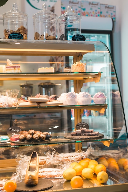 Diferentes tipos de pasteles y dulces en la tienda de pastelería.