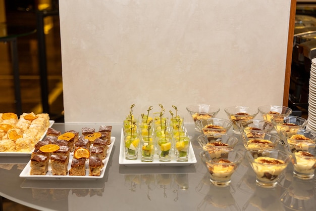 Foto diferentes tipos de postre en un banquete