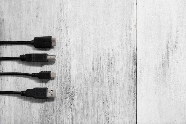 Diferentes tipos de puertos usb sobre un fondo de madera blanca