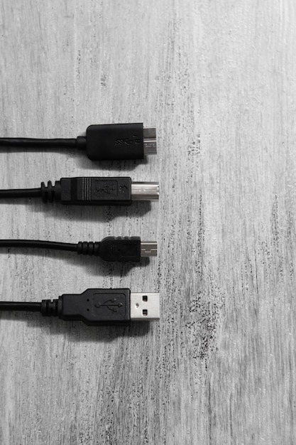 Foto diferentes tipos de puertos usb sobre un fondo de madera blanca