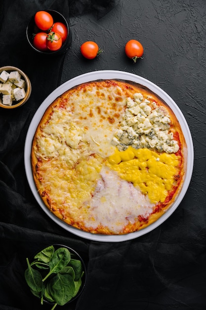 Diferentes tipos de queso en una pizza grande