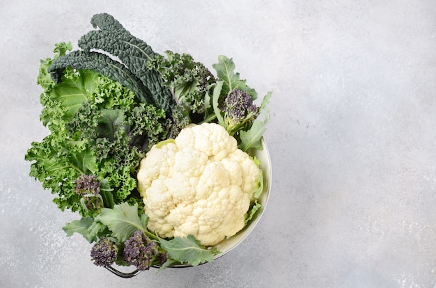 Diferentes tipos de repollo orgánico fresco. Col rizada verde y morada, brócoli, col de col rizada, coliflor, col negra. Comida de dieta saludable.