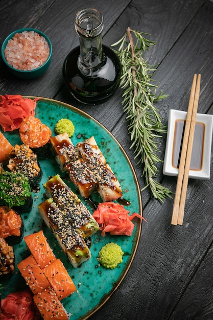Foto diferentes tipos de rollos de sushi