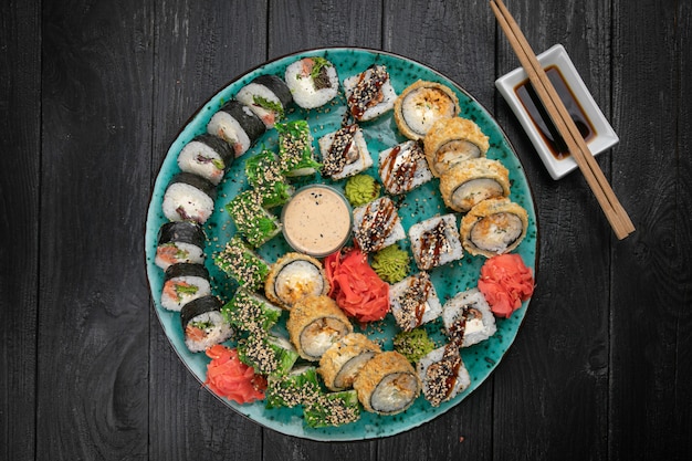 Diferentes tipos de rollos de sushi