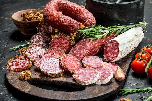 Diferentes tipos de salami ahumado con condimentos aromáticos