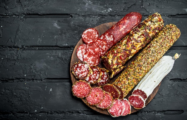 Diferentes tipos de salami en tablero de madera